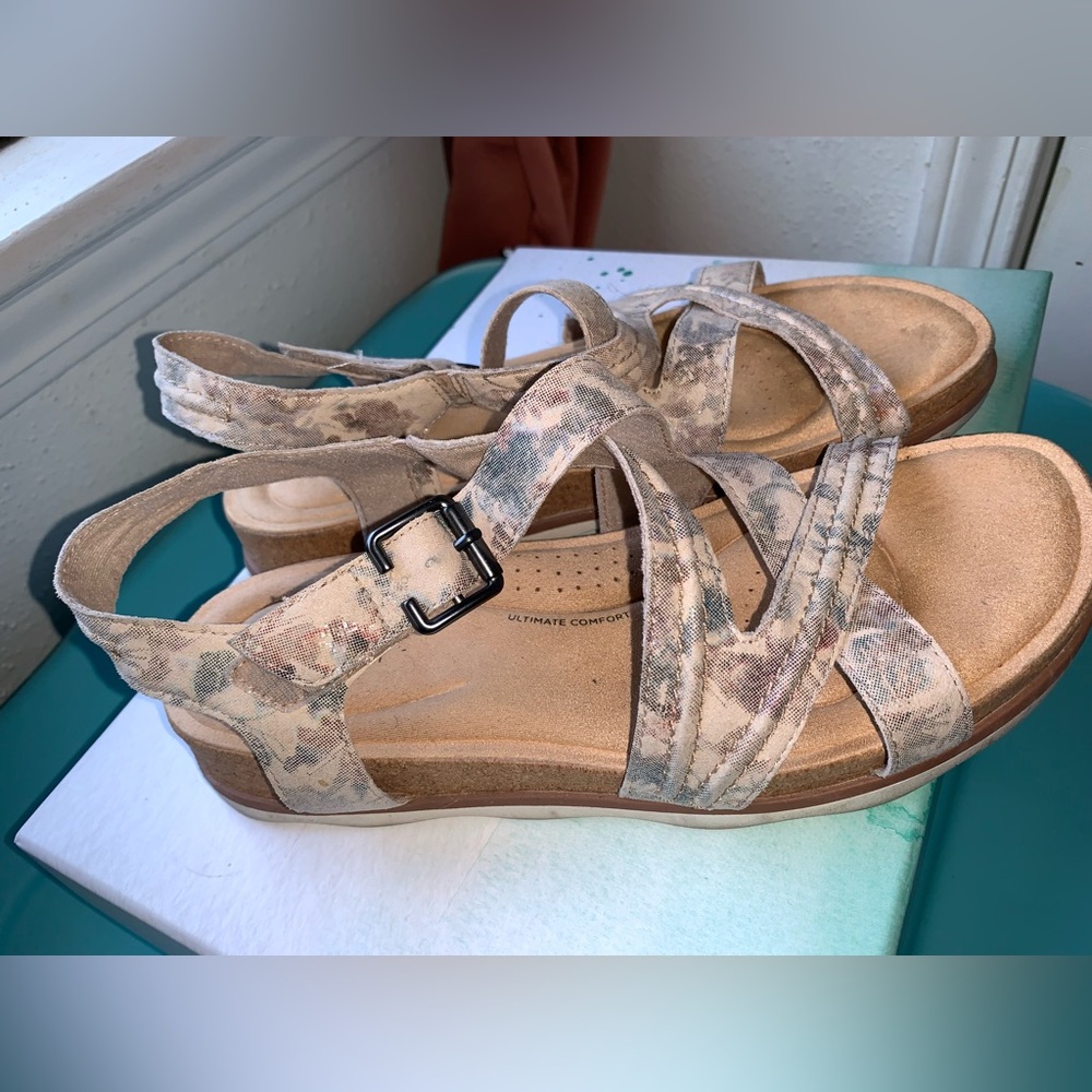 Clark’s casual size sandal